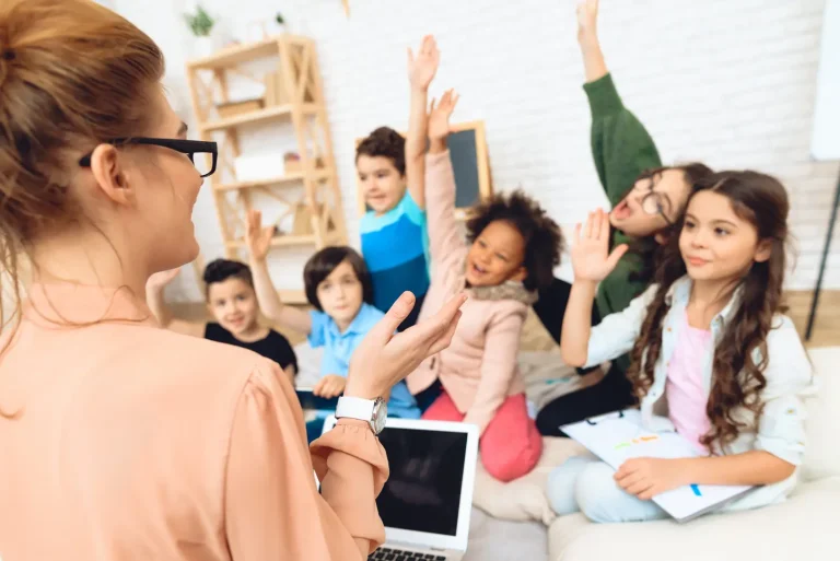 Professeurs sous-payés : la réalité d&rsquo;Emma, jeune enseignante en 2025