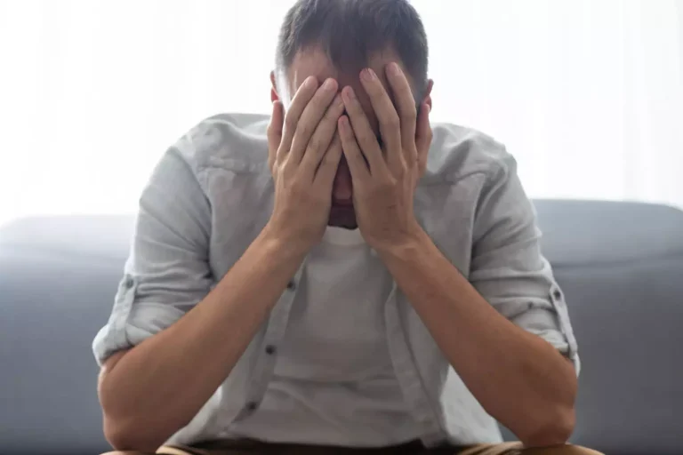 Licencié pour avoir travaillé en arrêt maladie : une injustice à 140 000 € dénoncée par sa femme !