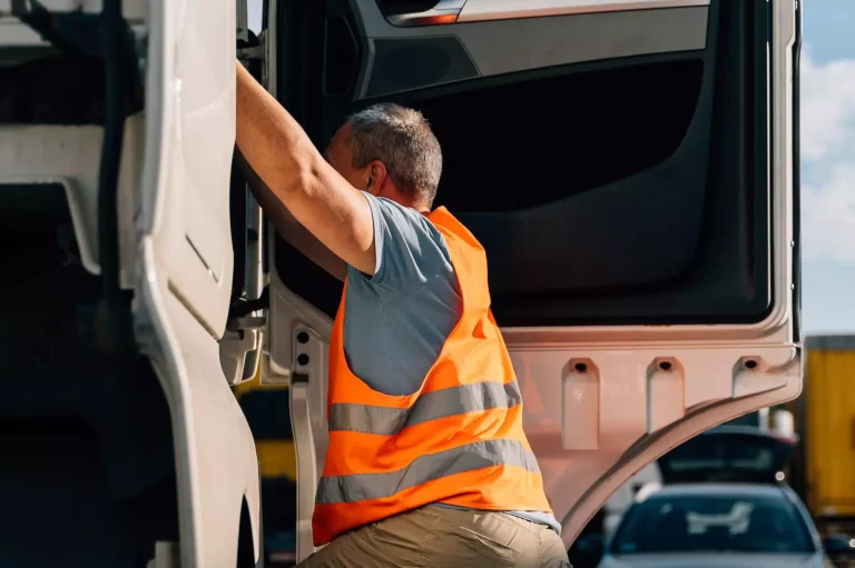 Chauffeur condamne son employeur à verser 54 000 € pour faute grave en France.