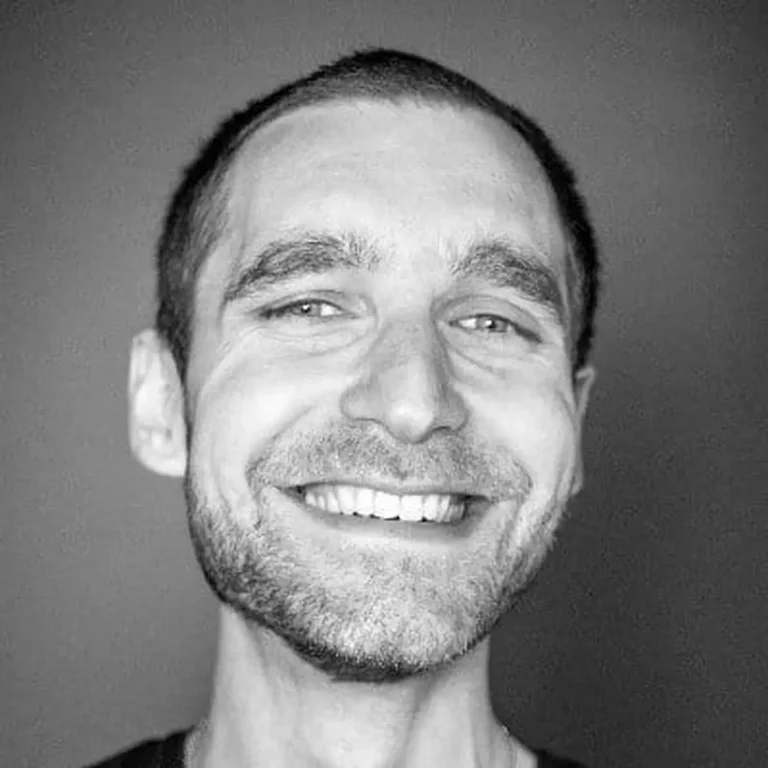 L’IA, bouc émissaire des chômeurs : une farce tragique