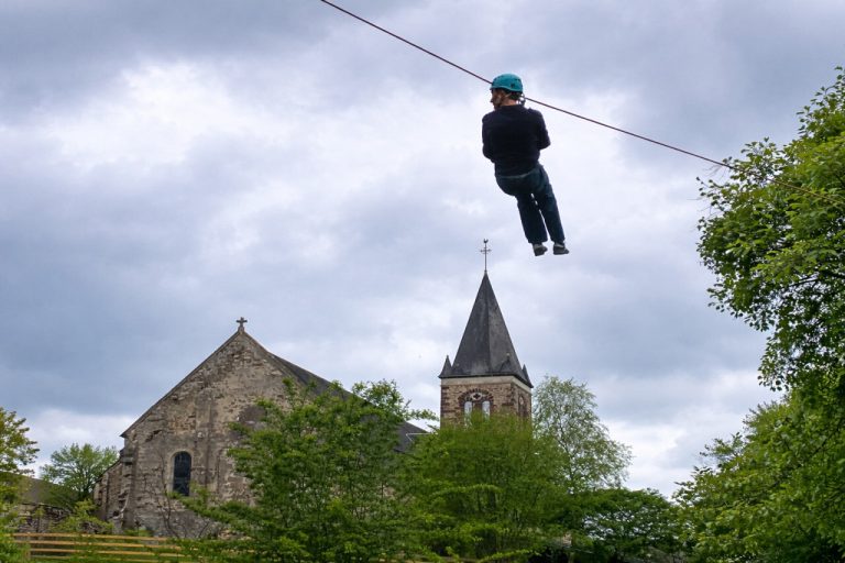 Tyrolienne géante à Torigny : frissons ou absurdité ? Une décision qui fait débat !