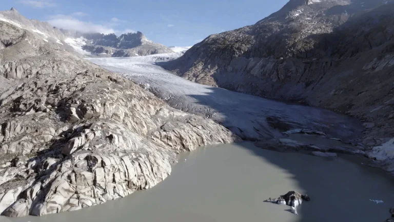 Glaciers en péril : l&rsquo;absurde inaction face à une crise climatique qui nous engloutit !