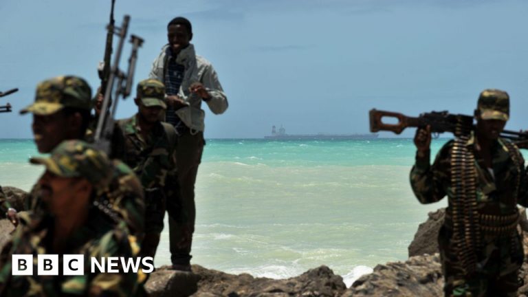 Pirates saisissent un navire au large de la côte somalienne, le niveau de menace augmente.