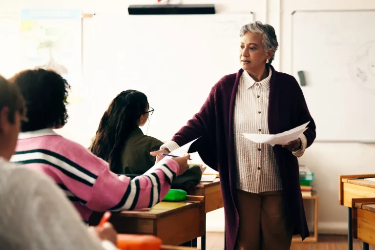 Un mot trahit l&rsquo;utilisation de l&rsquo;IA dans les devoirs : une prof lève le voile