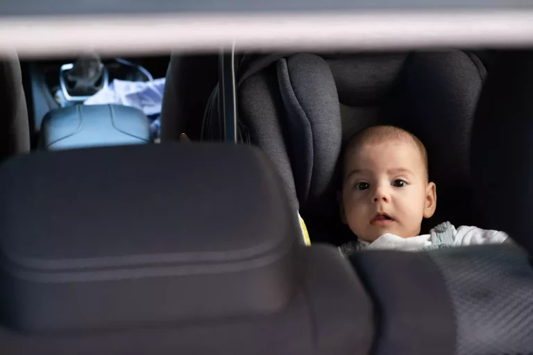 Ce siège auto, primé par la Sécurité routière, offre une protection inédite : que vaut vraiment son système ?