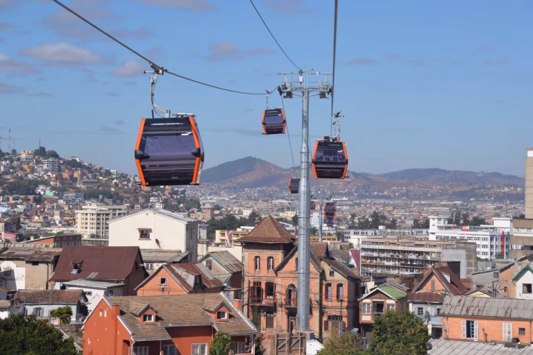 Madagascar : un téléphérique à l’arrêt et 150 millions d’euros de dettes, l’absurde héritage des dirigeants conservateurs !