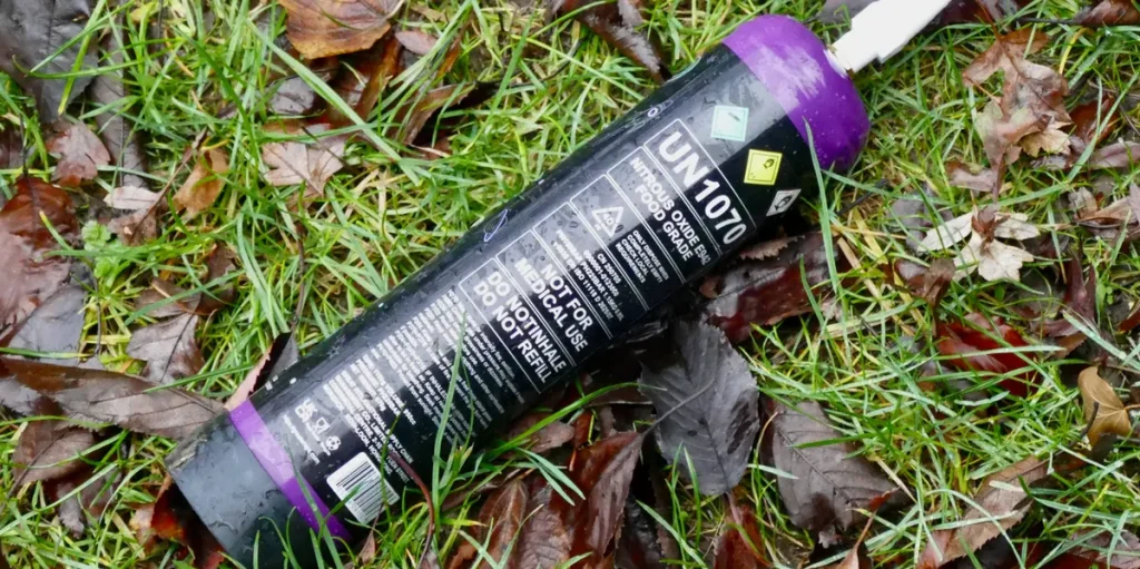 Quand le gaz hilarant cloue les conservateurs sur leur chaise roulante : absurdités des villes RN !