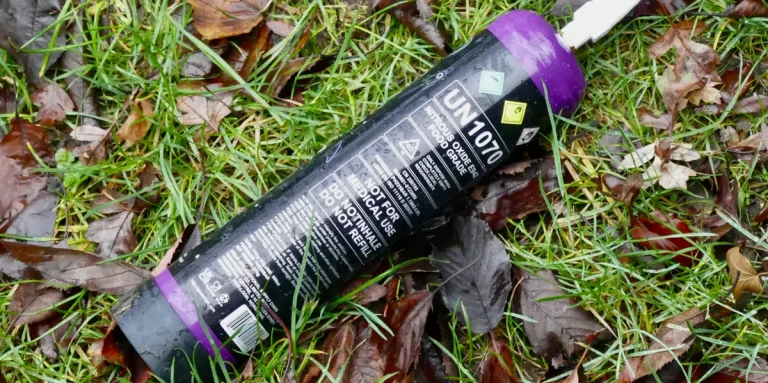 Quand le gaz hilarant cloue les conservateurs sur leur chaise roulante : absurdités des villes RN !