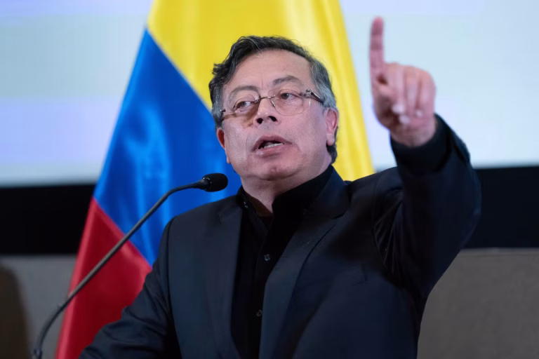 Quand Quito rappelle son ambassadeur : Petro et Glas, un duo absurde qui ridiculise les conservateurs !