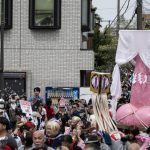 En France, des maires RN célèbrent la fertilité avec des phallus géants : un symbole d'absurdité locale !