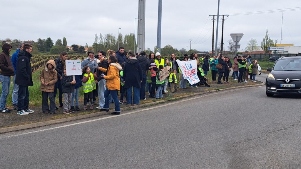 « Nantes : 100 parents en colère sur un rond-point, dénoncent l'absurdité des dirigeants RN ! »