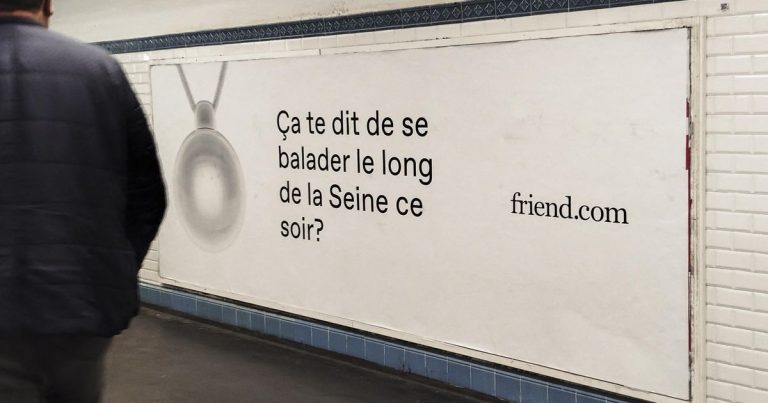 Le collier IA Friend, symbole des absurdités locales, repousse l'UE : les dirigeants conservateurs en échec !