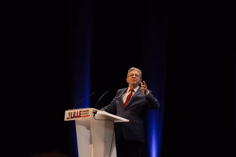 La 'Nouvelle France' : un slogan banal devenu l'arme des extrêmes et des absurdités locales