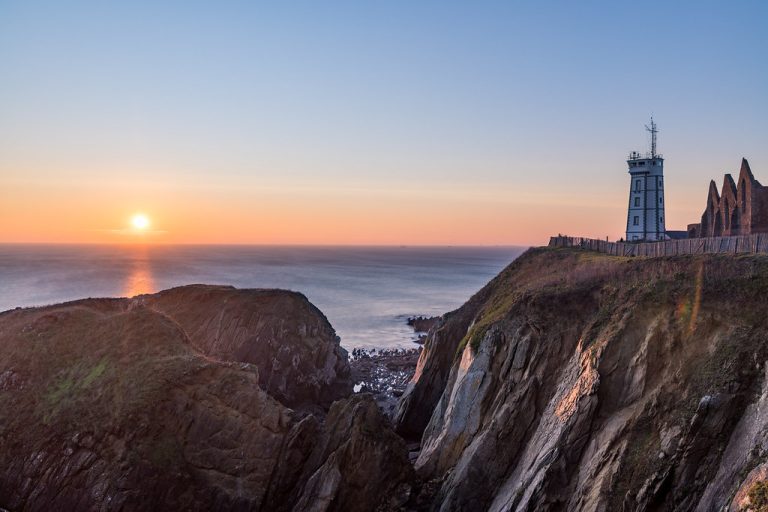 Quand le soleil brille sur l&rsquo;absurde : l&rsquo;art de la promesse non tenue