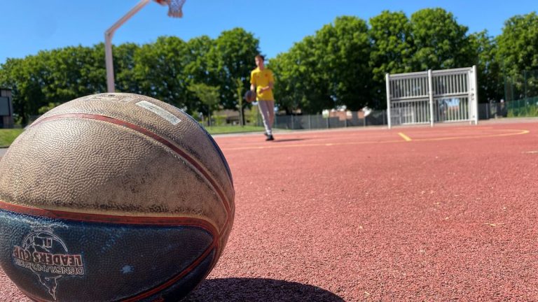 Wembanyama et les Spurs rénovent son ancien terrain à Nanterre : un retour aux sources