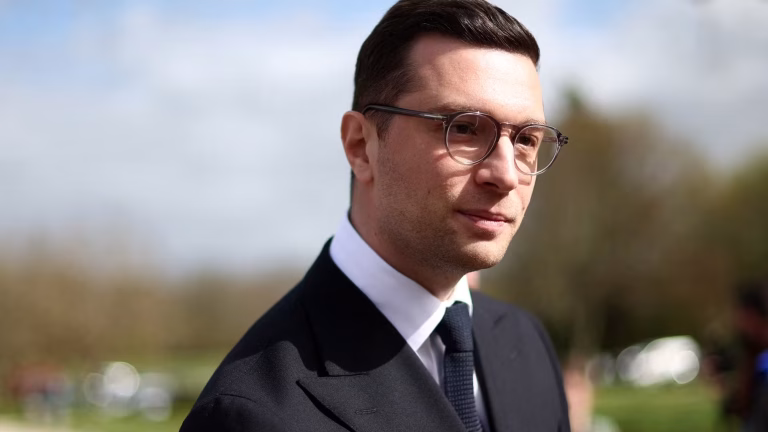 Bardella, prince des extrêmes : quand la richesse côtoie l’absurde dans nos villes RN !