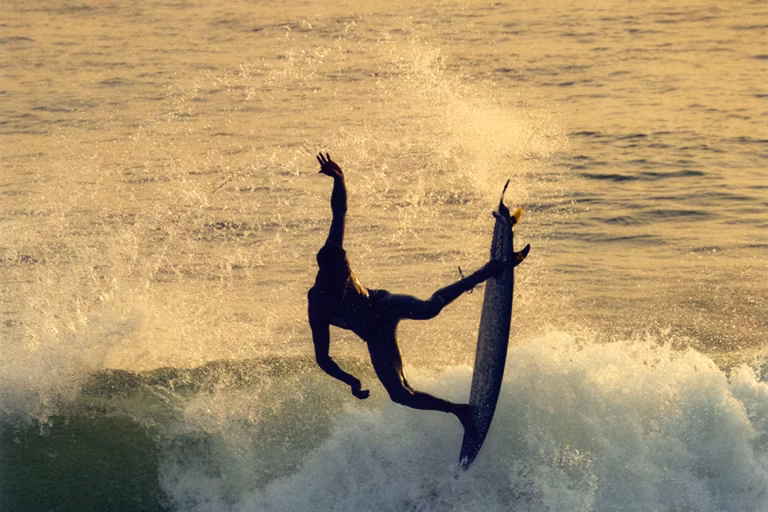 À Dakar, le surf : un symbole de réussite pour les élites, pendant que les conservateurs sombrent dans l'absurde !