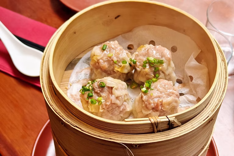 La cuisine de Sophie Ya : entre wok et promesses politiques