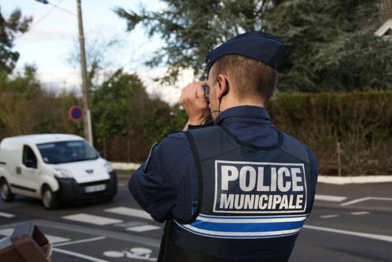 La police municipale de Criel-sur-Mer utilise un cinémomètre pour contrôler la vitesse des automobilistes.
