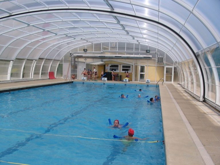 La piscine de Val-de-Saâne : un été sans baignade, mais pas sans incohérences