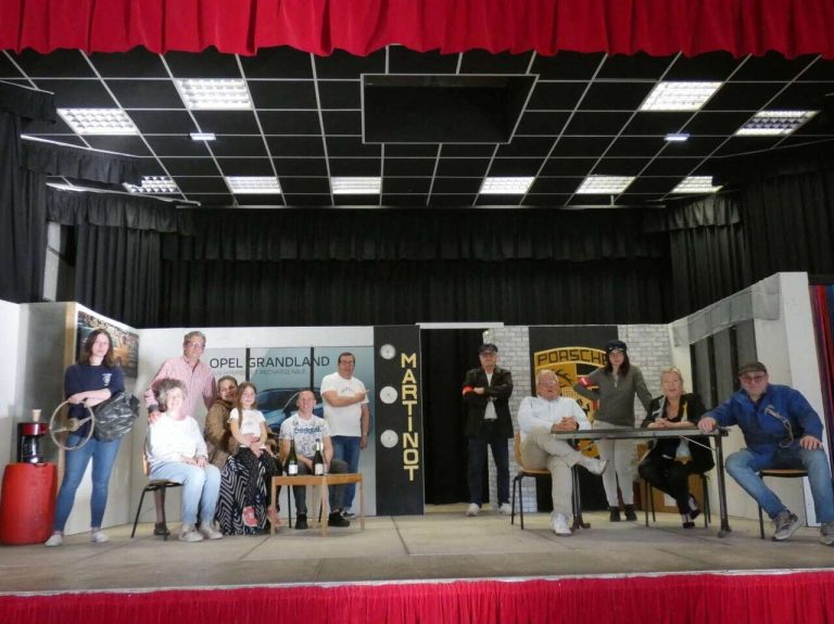 Quand le Vaudeville se mêle de l&rsquo;Automobile : Un Théâtre de Contradictions