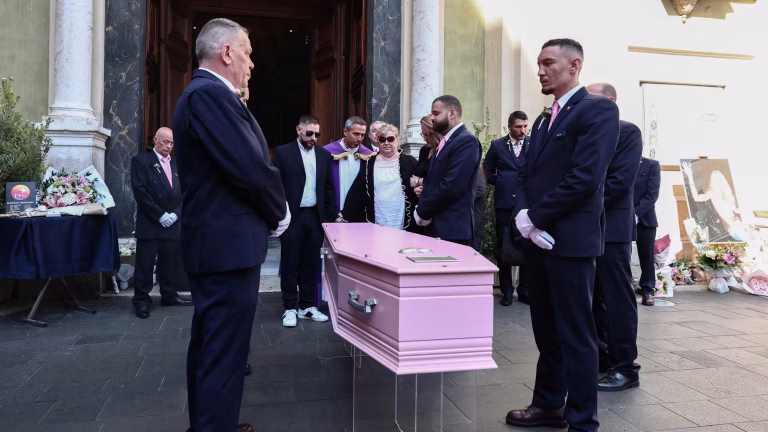 La Célébration d&rsquo;une Étoile : Quand le Spectacle Prend le Pas sur la Réalité