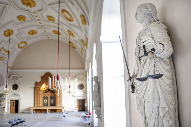 Quand l&rsquo;amour fait tomber les barrières : une quadragénaire condamnée pour trafic de drogue