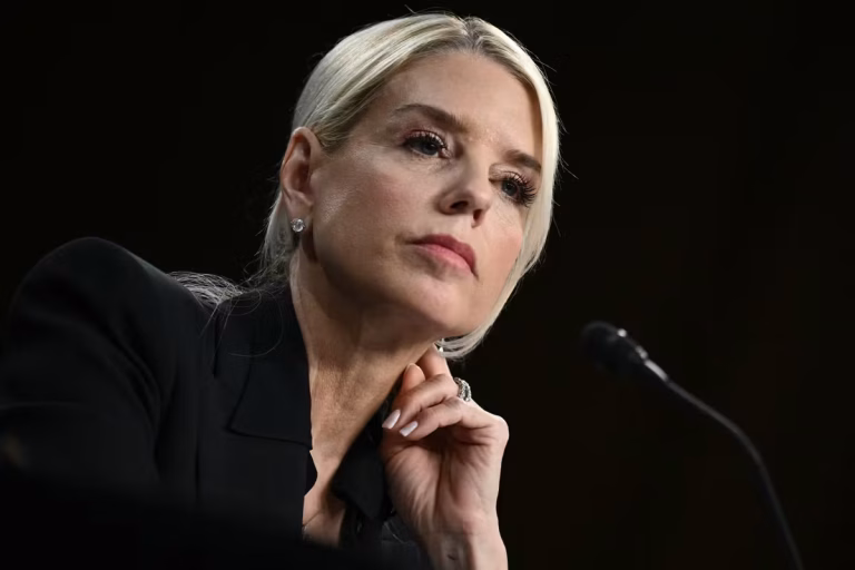 Trump remplace sa ministre de la Justice par son avocat : quand l'absurde devient la norme dans les villes RN !