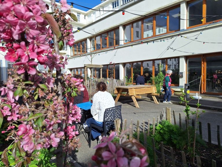 Quand la nature reprend ses droits : un jardin à Brest ou l&rsquo;illusion d&rsquo;une ville verte ?