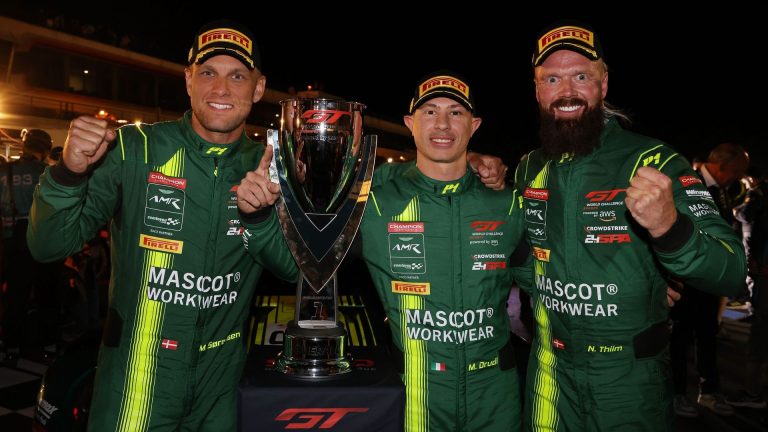 Victoire éclatante : L&rsquo;Aston Martin N°007, un symbole de résistance face à l&rsquo;absurde