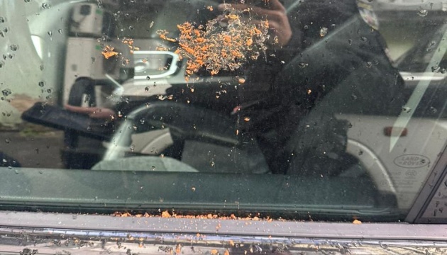 À Kherson, les drones russes s'attaquent à un minibus : quand l'absurde devient quotidien sous des dirigeants conservateurs.