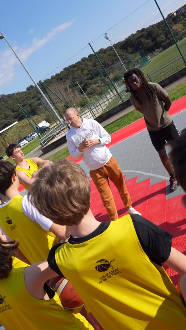 Basket au soleil : Quand le sport devient un outil de manipulation