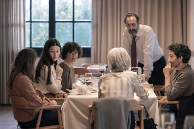 Louviers : Une Semaine de Festivités ou un Écran de Fumée ?