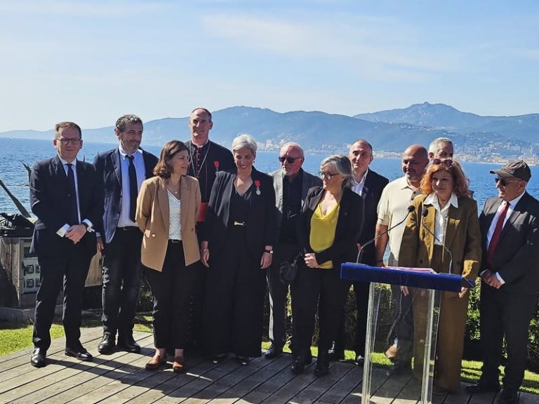Titre choc basé sur un fait réel + tension politique