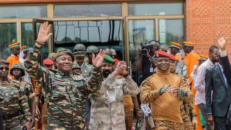 Les Contradictions Diplomatiques des Juntes du Sahel : Un Signe de Faiblesse ?