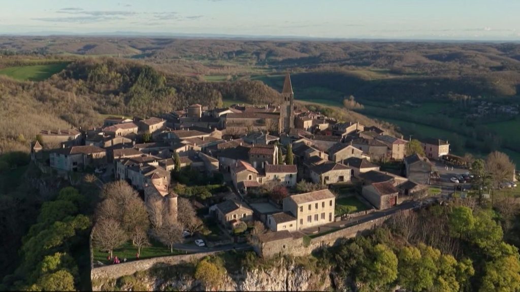 Puycelsi : un village médiéval charmant, mais que cachent les discours des élus d'extrême droite ?