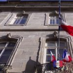 "Rien ne nous oblige à les laisser" : le nouveau maire RN de Carcassonne retire les drapeaux européens de la façade de l'hôtel de ville