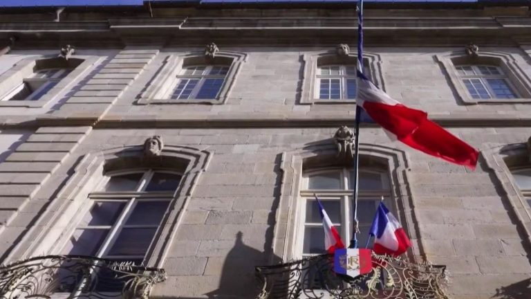 "Rien ne nous oblige à les laisser" : le nouveau maire RN de Carcassonne retire les drapeaux européens de la façade de l'hôtel de ville