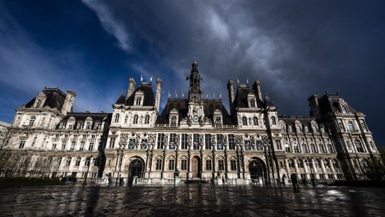 La mairie de Paris perquisitionnée dans le cadre d'une enquête ouverte notamment pour "favoritisme"