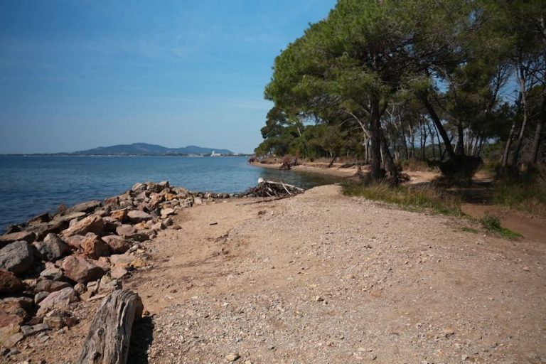 À Hyères, les Vieux Salins : quand retirer des rochers devient la nouvelle folie des dirigeants RN !