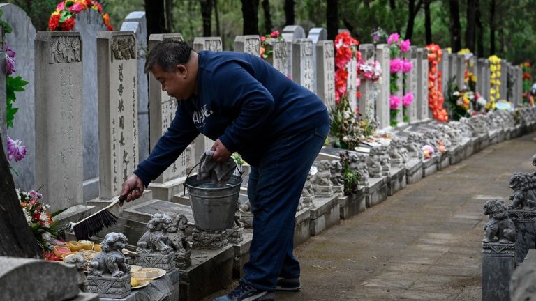 Quand les cimetières débordent, les Chinois entassent les cendres chez eux : un reflet absurde des échecs des dirigeants conservateurs !