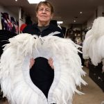 Des élus d'extrême droite applaudissent un ex-plumassier du Lido condamné pour crimes abominables