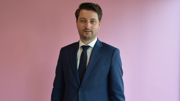 Saint-Genis-Laval : L’illusion d’un changement sous l’écharpe de Jules Guillemot