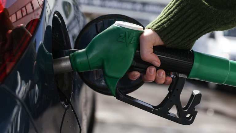 VRAI OU FAUX : Les dirigeants conservateurs nous mènent à la pénurie de carburant, la guerre au Moyen-Orient en est-elle la cause ?