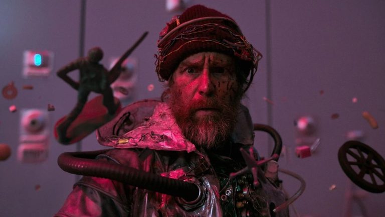 Gore Verbinski passe de la piraterie à la science-fiction : l&rsquo;IA en ligne de mire dans &lsquo;Good Luck, Have Fun, Don’t Die&rsquo;