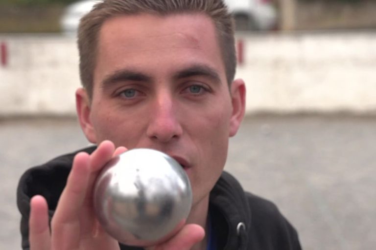 Tanguy Penin, influenceur pétanque, atteint près d&rsquo;un milliard de vues et 500 000 abonnés.