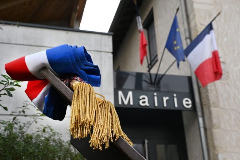 Le Grand Cirque des Intercommunalités : Qui Tire Vraiment les Fils ?