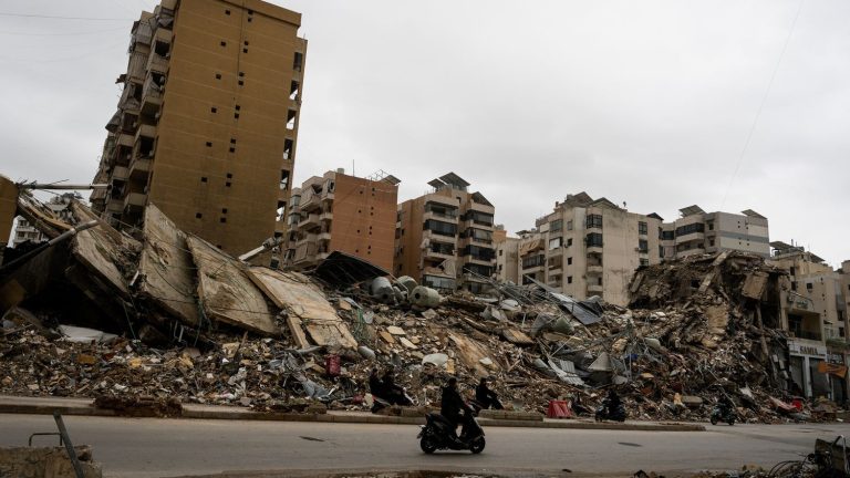 Direct : Pendant que les dirigeants conservateurs s'égarent, Beyrouth subit les bombes israéliennes !