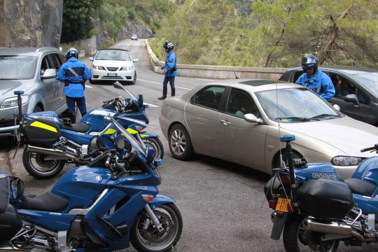 Intercepté par les gendarmes, le chauffard fonçait à 158 km/h sur une route limitée à 80 km/h : son permis est immédiatement retiré