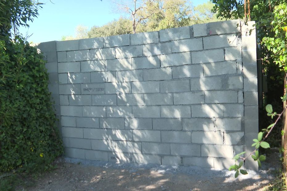 Des maisons piégées par un mur de parpaings : quand l'absurde des élus RN devient réalité !